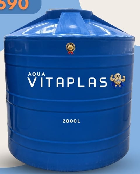 Blue cylindrical water storage tank labeled Aqua Vitaplas with 2800L capacity