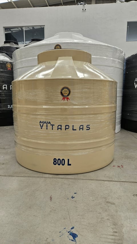 Large cream-colored Agua Vitaplas water storage tank with 800L capacity displayed outdoors